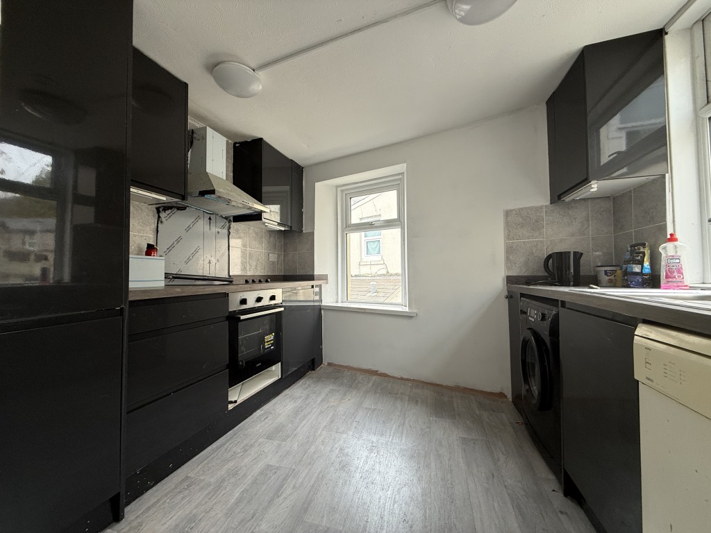 Lot: 5 - VACANT MIXED USE FOUR STOREY PROPERTY WITH FURTHER POTENTIAL - Flat- kitchen